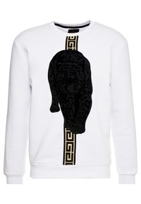 Sudadera blanca con un gráfico de un pantera negra superpuesto sobre una franja geométrica vertical en negro y dorado en el centro frontal.