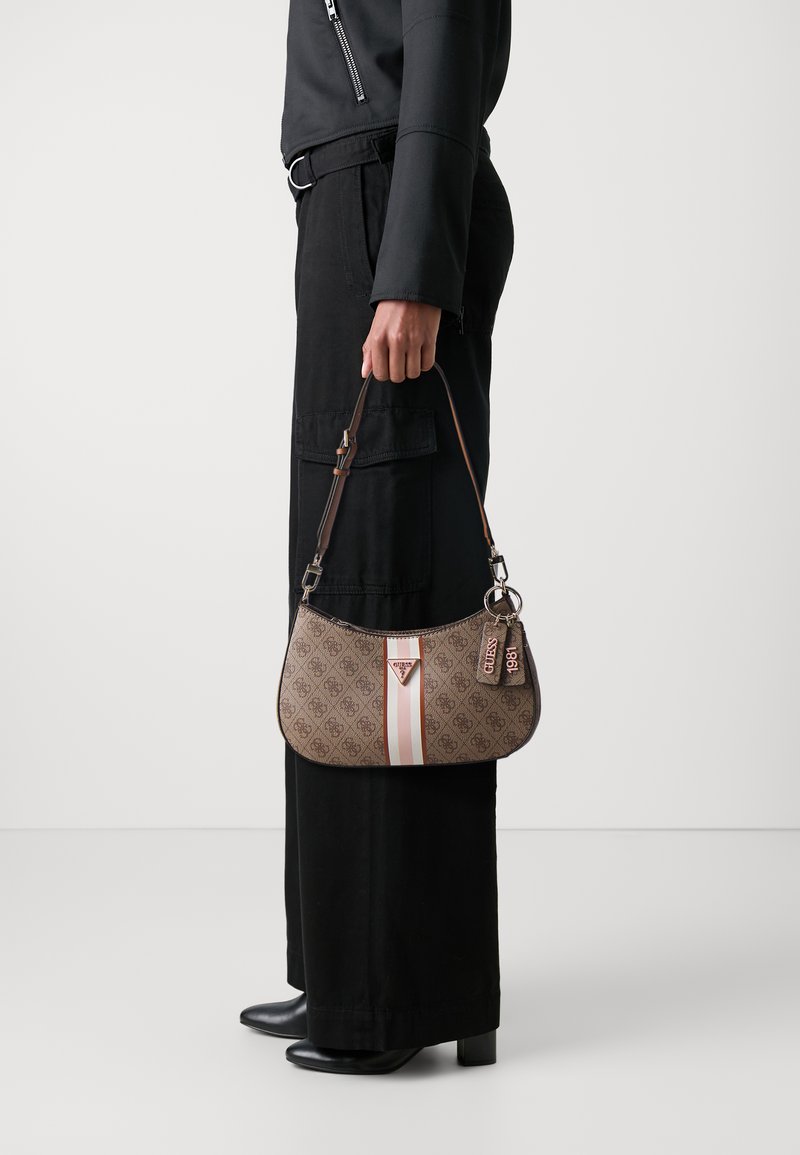 Guess NOELLE TOP ZIP SHOULDER BAG - Håndveske - latte