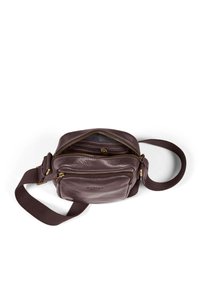 Liten brun lädercrossbody-väska med en framficka, guldfärgad dragkedja och justerbar tygrem. Texturerad ytfinish med präglad logotyp.