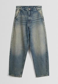 Ljusvättade jeans i denim med lös passform, hög midja och raka ben. Har subtila blekningar och sömmar längs sömmarna.