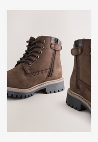 Unausgewählt, chocolate brown