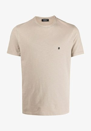 T-shirt beige à manches courtes et col rond avec petit logo noir "D" sur le côté gauche de la poitrine et étiquette "Dondup" à l'encolure.