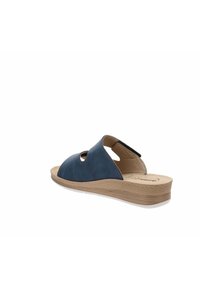 Sandal in pelle blu con design a intaglio, parte posteriore aperta e tacco basso a cuneo, dotata di una soletta testurizzata color tan e suola in gomma per una migliore presa.