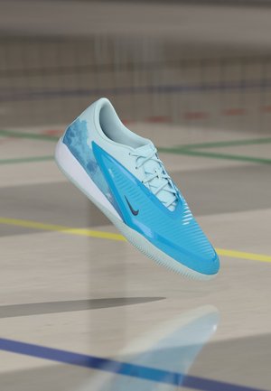 Nike Performance, PHANTOM 6 LOW ACADEMY ERLING HAALAND IC UNISEX - Футболни обувки за игра на закрито - baltic blue/blue eclipse/glacier blue