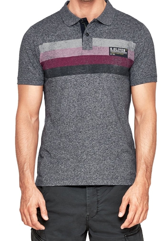 Homme portant un polo gris à manches courtes avec des rayures horizontales gris, rose, bordeaux et noir et un patch logo sur la poitrine.
