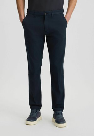 Dunkelmarineblaue Chinos mit schmaler Passform, mit flachem Vorderteil, vier Taschen und einem einzelnen Knopfverschluss. Glattes Baumwollmischgewebe.