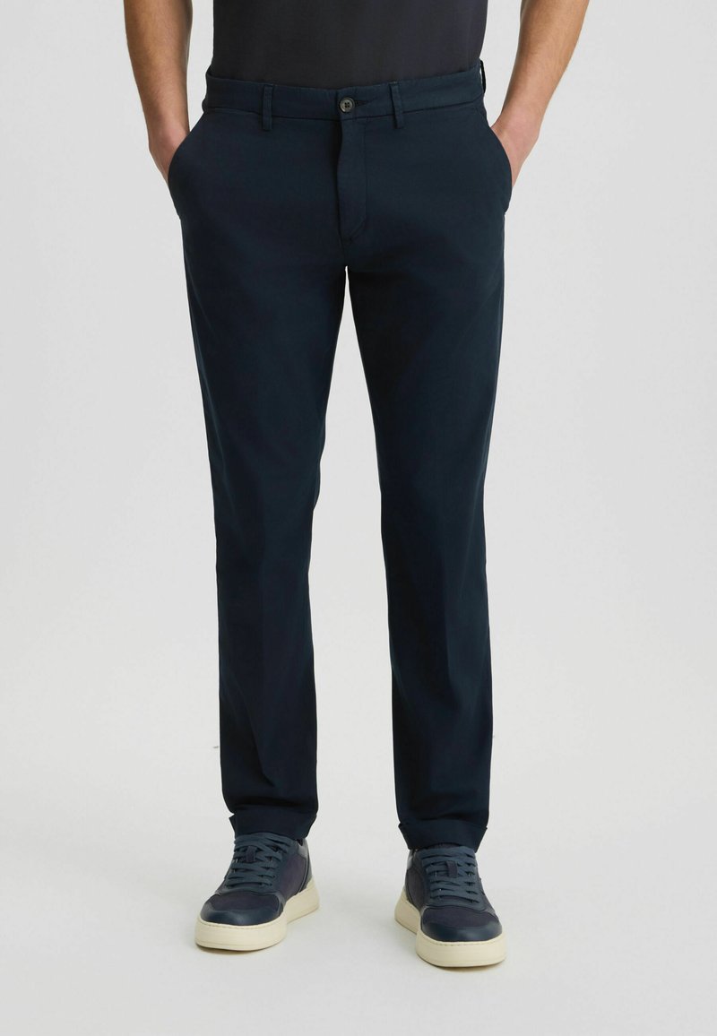 Dunkelmarineblaue Chinos mit schmaler Passform, mit flachem Vorderteil, vier Taschen und einem einzelnen Knopfverschluss. Glattes Baumwollmischgewebe.