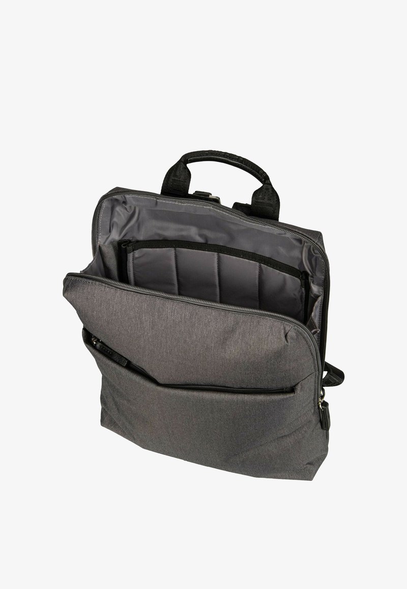 Mochila de tela gris con compartimento acolchado para portátil y bolsillo delantero con cremallera, mostrada parcialmente abierta con asa negra en la parte superior.