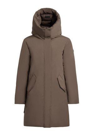 Brauner Puffer-Mantel mit großem, hohem Kragen, zwei Seitentaschen und gerader Silhouette aus glattem Stoff.