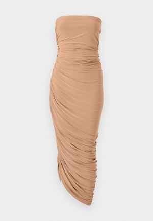 Strapless kjole i et lyst beige stof, der har sammenspændt drapering langs kroppen og en tætsiddende silhuet, der ender i en afsmalnet kant.