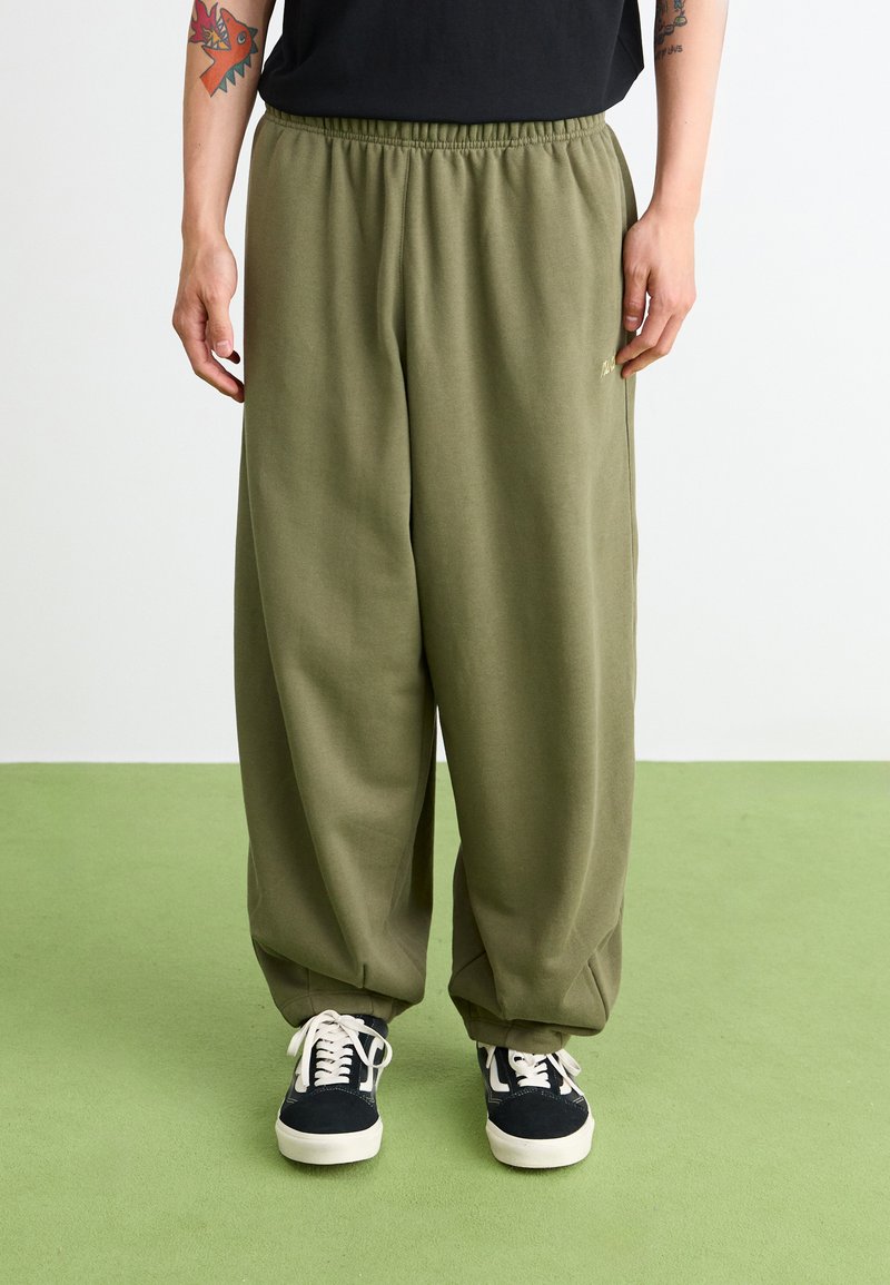 Nike Sportswear CLUB CUFF PANT  - Treniņtērpa apakšdaļas - clay green/seaweed