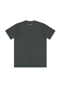 Czarnoszary bawełniany t-shirt z krótkim rękawem, okrągłym dekoltem i małym białym logo na górnej części pleców. Płaski, gładki materiał, klasyczny krój.
