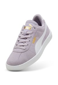 Sneaker in suede lavanda con dettagli bianchi, punta tonda e suola piatta. Presenta un marchio dorato sul lato e un design liscio con lacci.