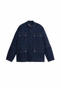 Giacca in denim blu scuro con un design strutturato, colletto rigido, quattro tasche frontali e una sottile texture a pois in tutta la superficie.