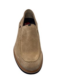 Beige suède instappers met een ronde neus, contrasterende stiksels en een duurzame rubberen zool. Geen zichtbare hardware of accenten.