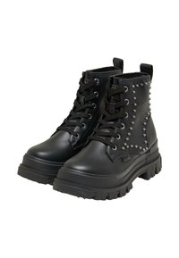 Coppia di stivali in pelle nera con lacci, suole chunky e dettagli con borchie argentate ai lati e sul retro.
