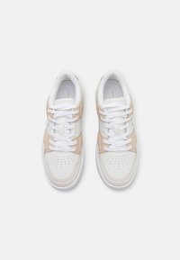Sneakers sznurowane z białym skórzanym czubkiem, beżowymi zamszowymi akcentami i wyściełanym białym meshowym językiem. Posiadają perforacje dla lepszej wentylacji.