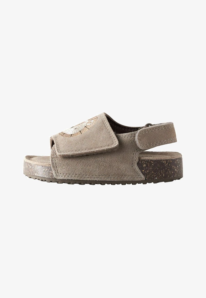 Sandale en daim beige avec brides réglables à velcro, semelle texturée en liège et motif floral brodé sur la bride avant.