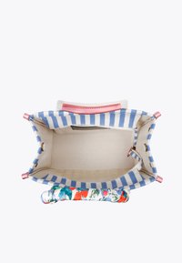 Borsa a spalla in tessuto a righe con accenti rosa, manici con stampa floreale e un ampio interno con fodera beige e dettaglio con zip.