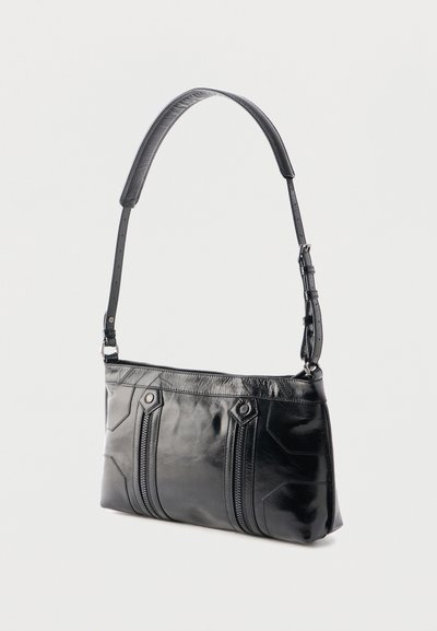 Sac épaule en cuir noir avec bandoulière réglable, détails zippés et boutons argentés, présenté sur un fond blanc uni.