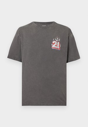 T-shirt grigio scuro a maniche corte con una piccola grafica del numero "21" in rosso, bianco e blu con fiamme sul petto superiore sinistro.