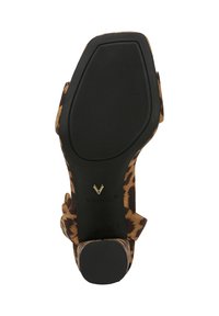 Leopardprint hoge sandaal met een gestructureerde zwarte rubberen zool, voorzien van een strikaccent, het Vionic-logo en een zachte stoffen bovenkant.