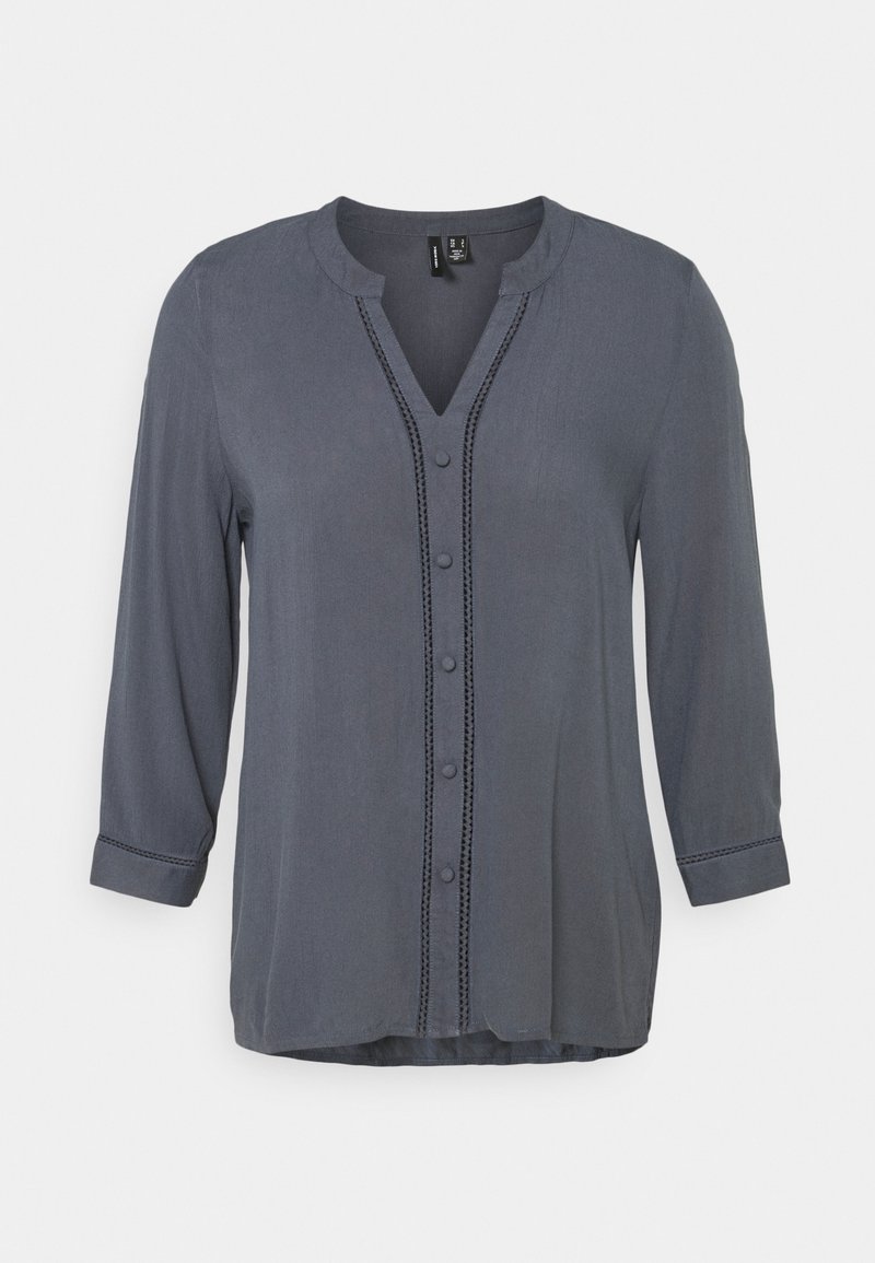 Mörkgrå blus med v-ringad hals, knapprad framtill och 3/4 ärmar. Har dekorativ sömnad längs placket och ärmsluten. Slät textur.