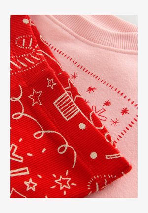 To tekstilstykker: et rødt kordstof med hvide mønstre, der inkluderer stjerner og spiraler, sammen med et blødt lyserødt stof med lignende tryk.