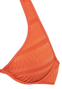 Oranžový bikiny top s textúrovaným dizajnom, ktorý obsahuje geometrické vzory, nastaviteľný popruh a hladký povrch látky.