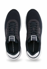 Baskets bleu marine avec tige en mesh et suède, dotées d'une semelle en caoutchouc blanche et de lacets plats. Marquage sur la languette et sur le côté.