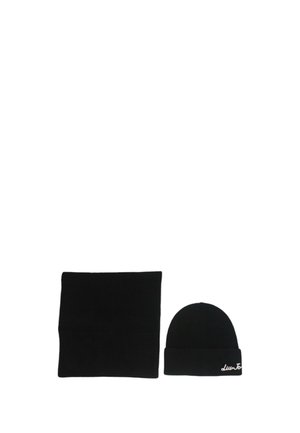 Beanie in maglia nera e scaldacollo abbinato, caratterizzati da una trama a coste e un piccolo logo sul cappello, entrambi in un design a tinta unita.