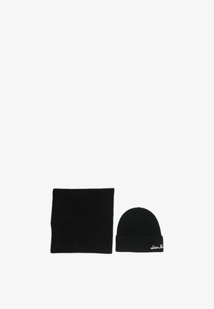 Beanie in maglia nera e scaldacollo abbinato, caratterizzati da una trama a coste e un piccolo logo sul cappello, entrambi in un design a tinta unita.