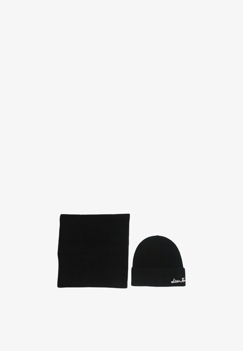 Beanie in maglia nera e scaldacollo abbinato, caratterizzati da una trama a coste e un piccolo logo sul cappello, entrambi in un design a tinta unita.
