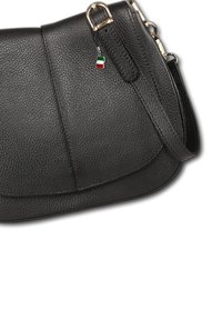 Schwarze, strukturierte Leder-Schultertasche mit Klappenverschluss, verstellbarem Riemen, goldfarbener Schnalle und kleinem italienischen Flaggencharme als Zubehör.
