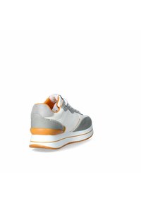 Sneaker bianco e grigio con un accento arancione. Materiali lisci e testurizzati, forma arrotondata, con una suola bianca spessa e dettagli cuciti.