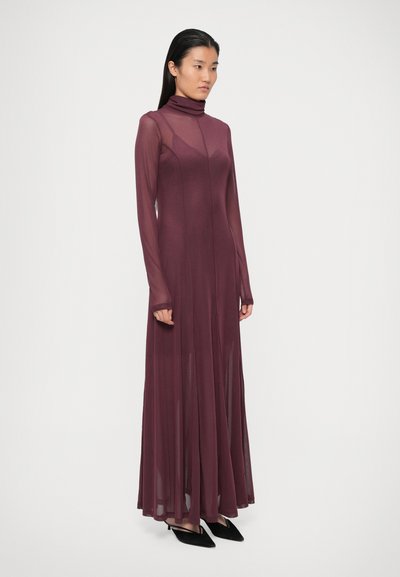 Lungo abito bordeaux realizzato in tessuto trasparente, caratterizzato da un collo alto e maniche lunghe, con una silhouette fluida e dettagli minimi.