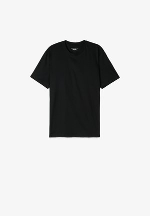 Czarny t-shirt z krótkim rękawem wykonany z wysokiej jakości bawełny. Posiada okrągły dekolt oraz luźny krój z gładką, równą fakturą.