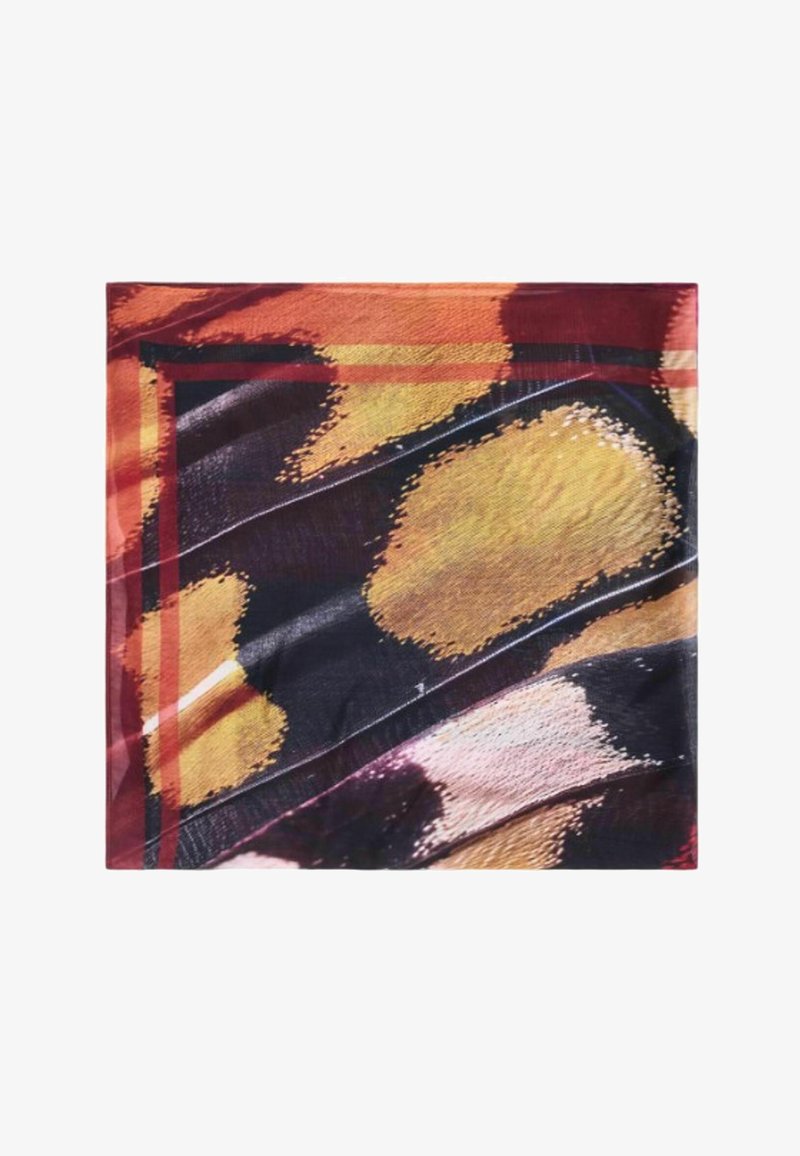 Foulard carré avec imprimé animalier abstrait en tons de noir, jaune, orange et rose, bordé de rayures rouges et oranges.