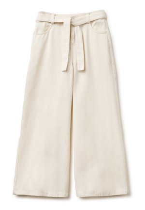 Pantalones crema de pierna ancha y cintura alta con bolsillos delanteros y cinturón de tela anudado en la cintura, mostrados sobre un fondo blanco.