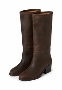 Botas de cuero marrón hasta la rodilla con una textura lisa, punta ligeramente redondeada y tacón apilado. Detalle de costura a lo largo de las costuras.