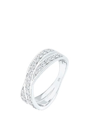 Sølvring med et bølget design, der har en række klare cubic zirconia sten indlagt langs midten. Mærket 925 for sterlingsølv.