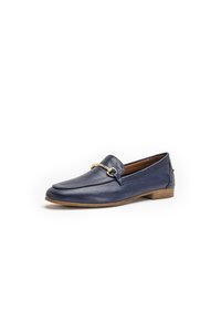 Mocasines de cuero azul marino con una textura suave, que presentan un acento de hardware en tono dorado y un tacón bajo de madera.