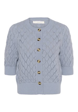 Cardigan tricoté bleu clair à manches courtes, avec un motif en losanges ajourés, des poignets et un ourlet côtelés, et six boutons marron sur le devant.