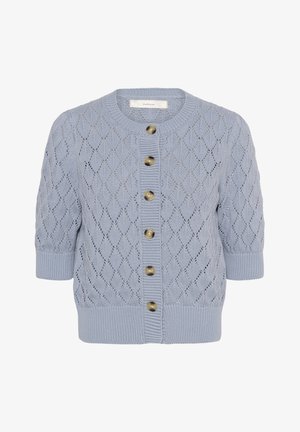 Lys blå strikket cardigan med korte ærmer, et diamantmønstret blonderdesign, ribkanter ved ærmer og kant samt seks brune knapper foran.