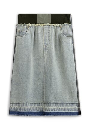 Falda vaquera con dobladillo deshilachado, panel delantero de lavado claro, cinturilla oscura y detalle de cremallera lateral en el lado derecho.