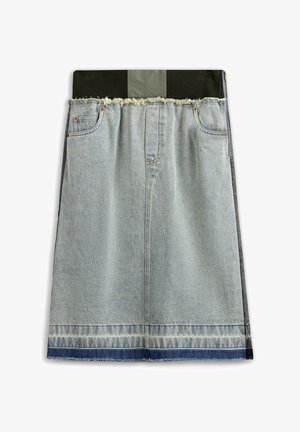 Jupe en jean avec ourlet effiloché, panneau avant délavé clair, ceinture foncée, et détail de fermeture éclair sur le côté droit.