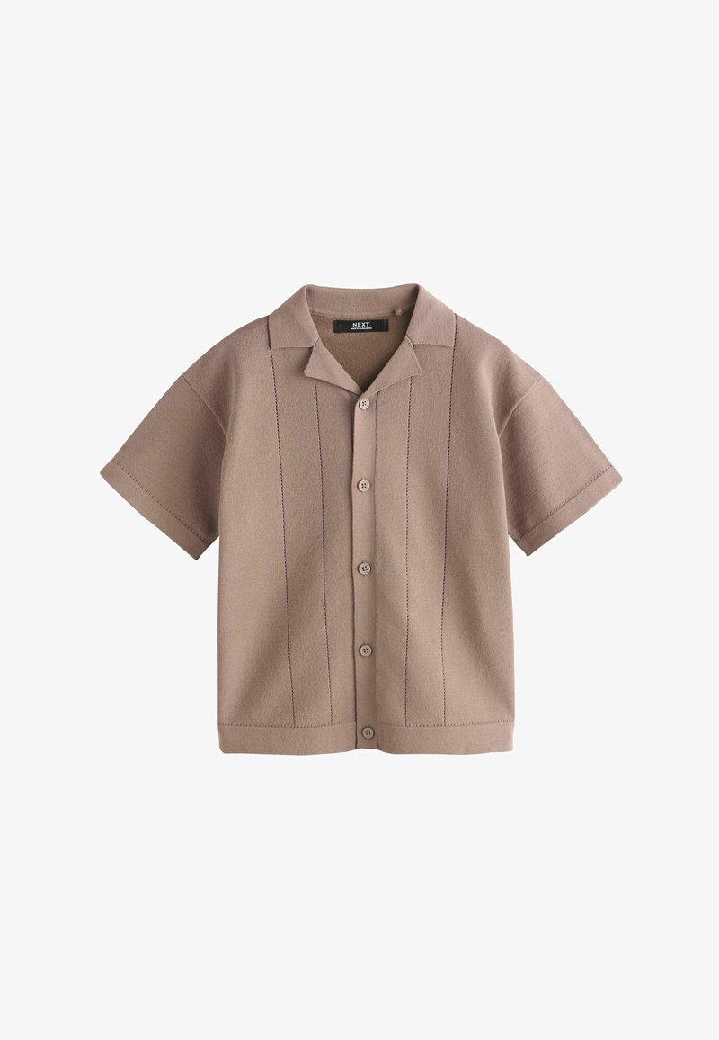 Rjavo srajco s kratkimi rokavi, z gumbi in navpičnim šivom ter ovratnikom v slogu tabora.