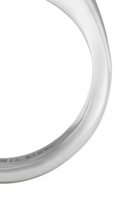 Bague en acier inoxydable avec une finition lisse et polie. Forme ronde avec un design légèrement incurvé, comportant un logo discret gravé à l'intérieur.