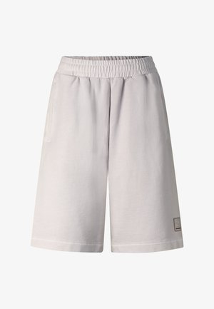 Lichtbeige knielange korte broek met elastische tailleband, zijzakken en een klein rechthoekig logoplaatje vlak bij de zoom aan de rechterkant.