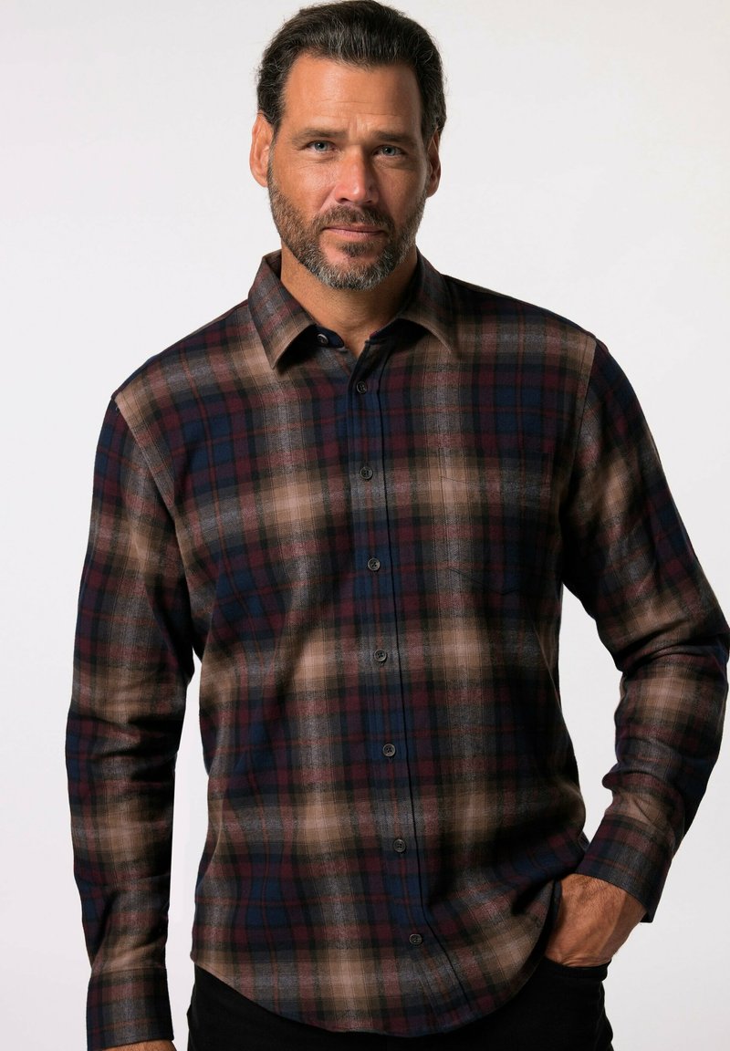 Camisa de cuadro con botones en tonos de azul marino, burdeos y beige. Textura suave con cuello estructurado y mangas largas.